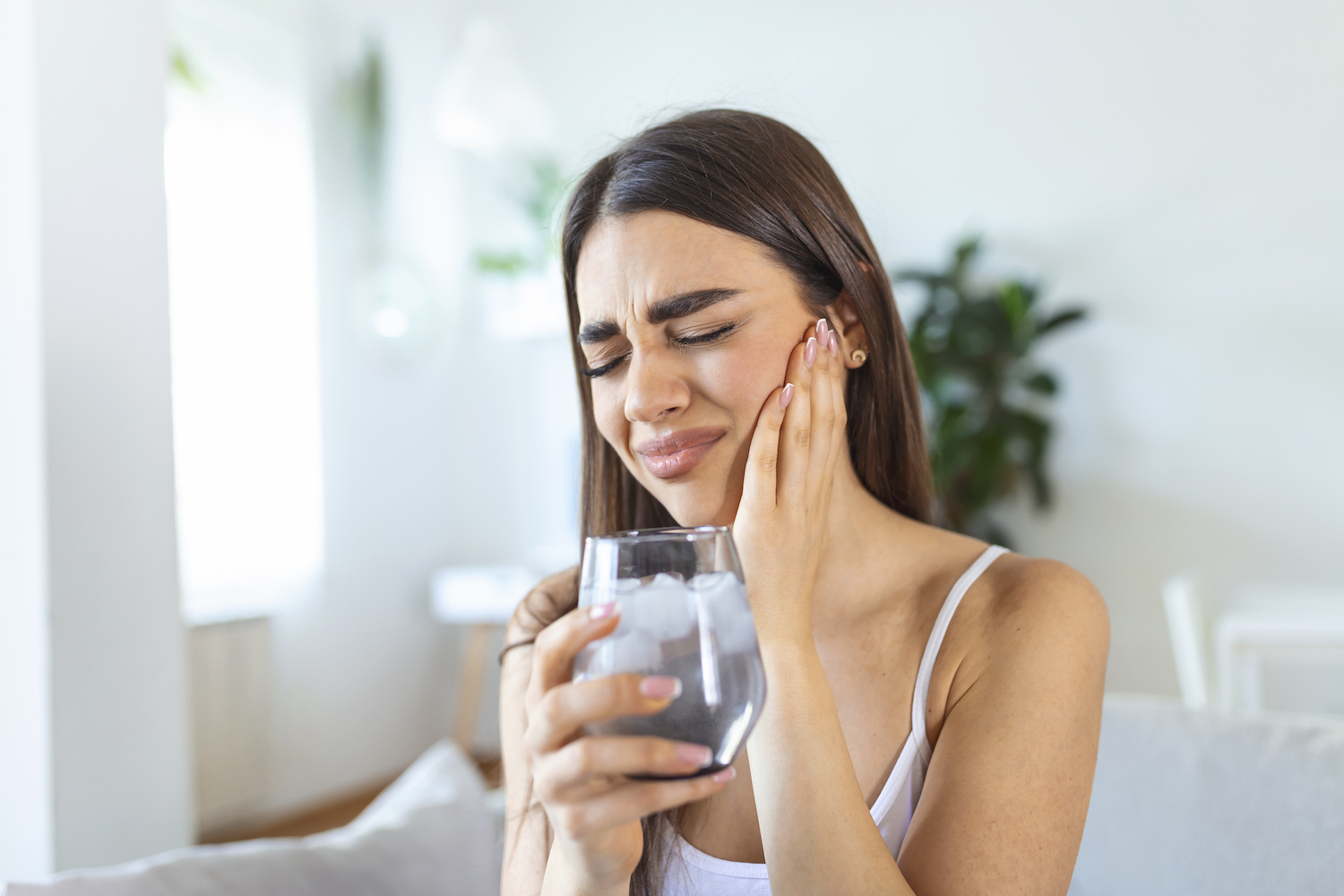 tooth sensitivity, woman drinking ice ater